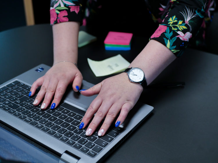 Photo mains qui utilisent clavier ordinateur